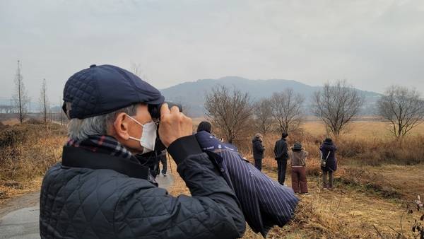 김해 마을미디어 '청춘불패' 어르신들이 김해 화포천을 상세히 알아보고자 탐방하는 내용을 담은 방송 장면. /김해FM