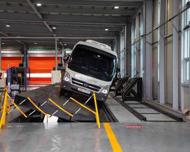 튜닝안전시험동에서 차량 경사각도 시험을 하고 있는 모습. 한국교통안전공단 제공