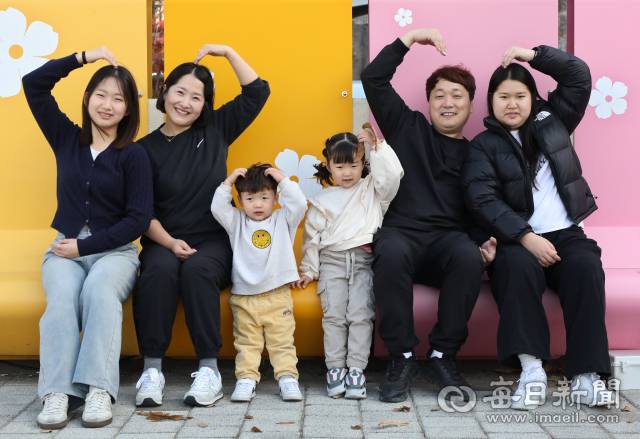 배동훈·박지예 부부와 네 자녀가 하트를 그리며 가족 사랑을 표하고 있다. 정운철 기자 woon@imaeil.com