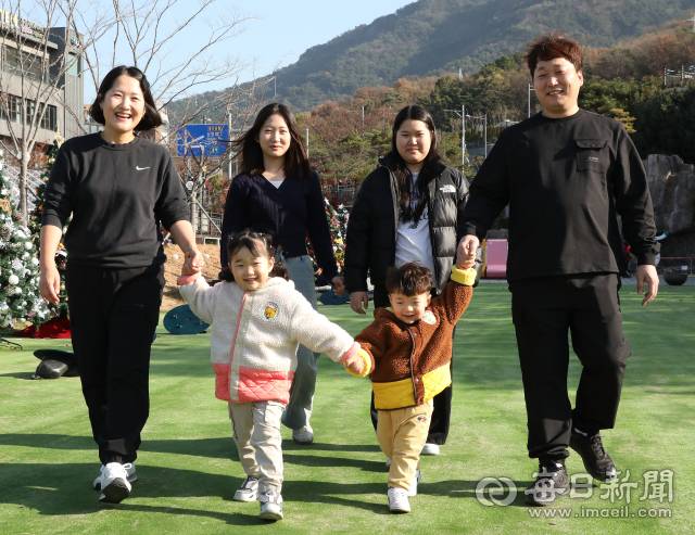 배동훈·박지예 씨 가족이 앞산빨래터공원을 찾아 즐거운 한때를 보내고 있다. 정운철 기자 woon@imaeil.com