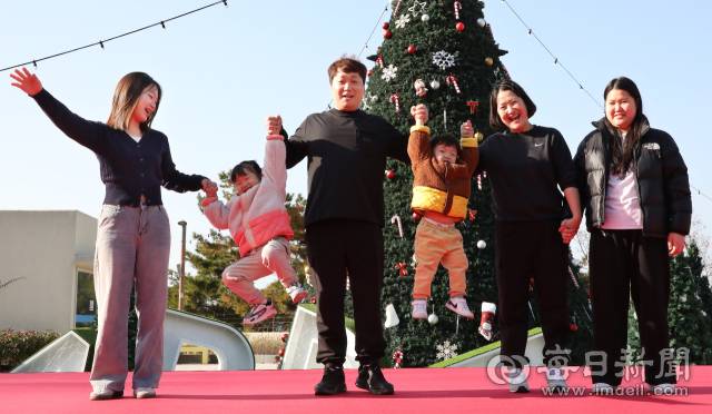 앞산빨래터공원을 찾은 여섯 가족. 아빠엄마가 셋째 예솔, 넷째 유준을 번쩍 들어올리고 있다. 정운철 기자 woon@imaeil.com