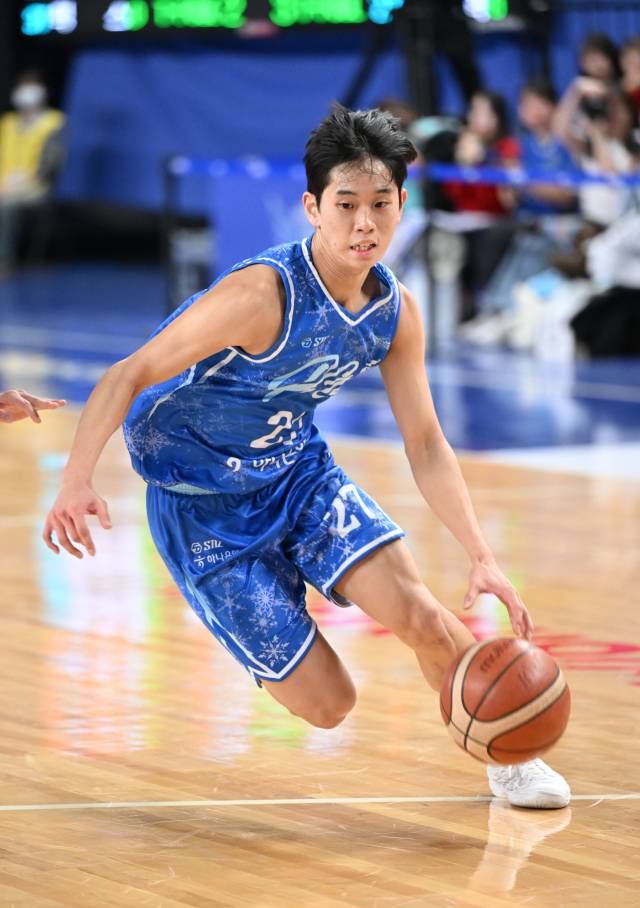 25일 프로농구 대구 한국가스공사 페가수스와 수원 KT 소닉붐과의 경기에서 가스공사의 양우혁이 드리블을 하고 있다. KBL 제공.