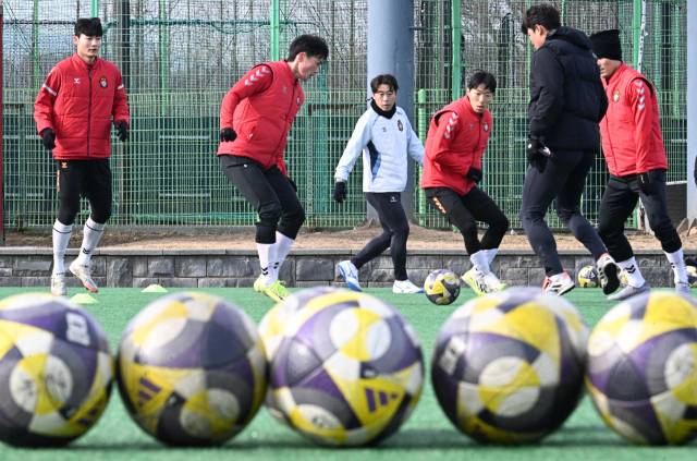함안군 경남FC 클럽하우스 축구장에서 경남FC 선수들이 1차 소집 훈련을 하고 있다./성승건 기자/