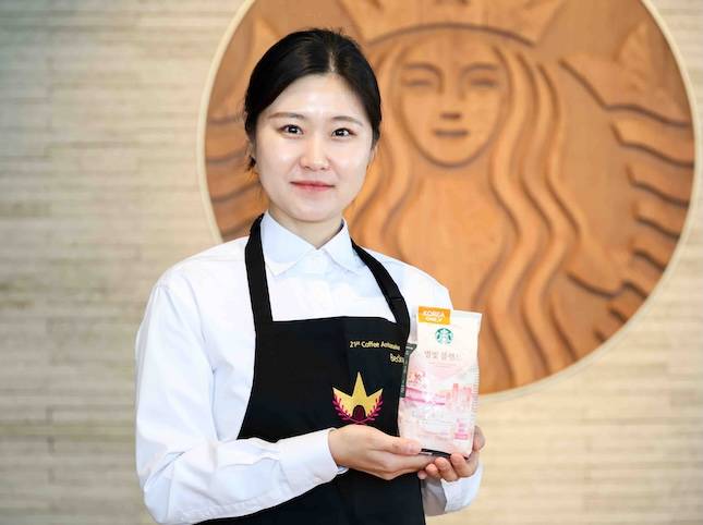 스타벅스 21대 커피 앰배서더 김윤하 파트너가 스타벅스 '별빛 블렌드' 원두를 소개하고 있다. / 사진=스타벅스 코리아