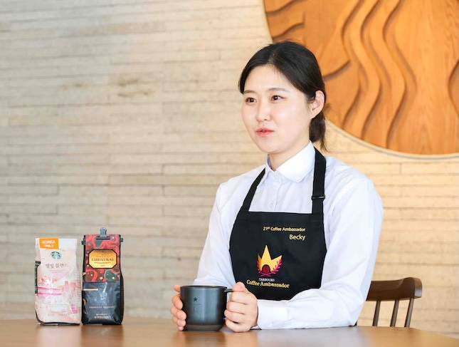 스타벅스 21대 커피 앰배서더 김윤하 파트너가 커피 앰배서더 활동에 대해 설명하고 있다. / 사진=스타벅스 코리아