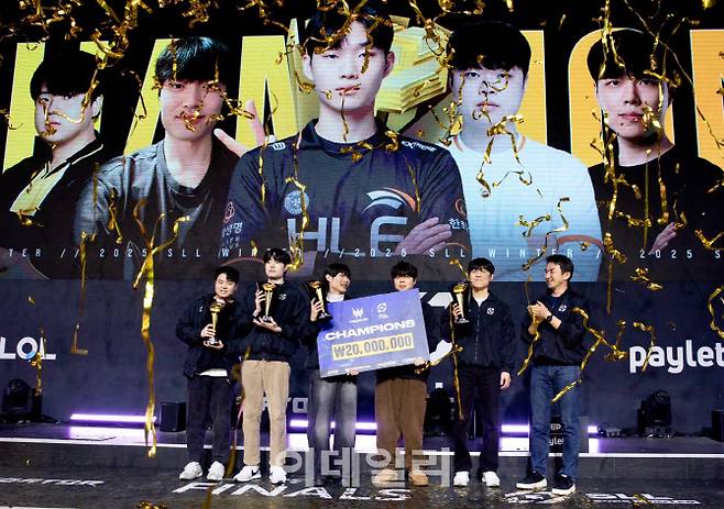 SOOP이 24일 서울 잠실 DN 콜로세움에서 진행한 ‘2025 SLL WINTER’ 결승전에서 스트리머 클리드가 이끄는 ‘우정클로바’가 ‘굿바이저타칸’을 세트 스코어 3대 1로 꺾고 우승을 차지했다.(사진=SOOP)