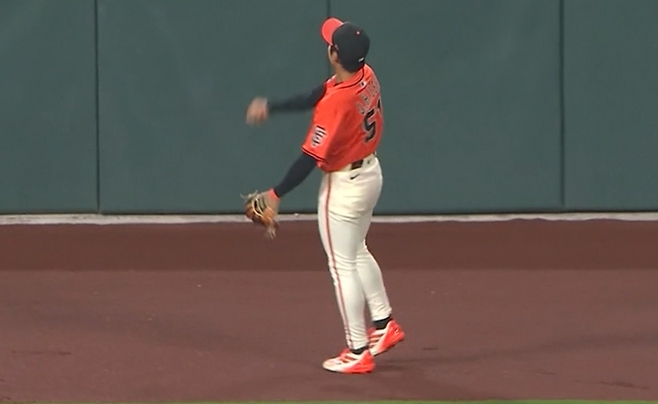 볼을 잡은 후 관중석에 던지는 이정후