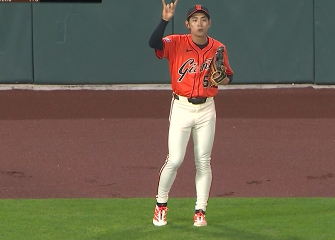 아웃카운트 실수 후 당황해하고 있는 이정후