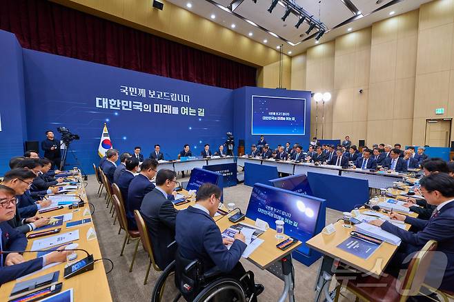 이재명 대통령이 11일 세종시 정부세종컨벤션센터에서 열린 '희망찬 농업·농촌, 모두가 행복하게 일하는 나라' 농림축산식품부(농촌진흥청·산림청)-고용노동부 업무보고에서 발언하고 있다. (대통령실 제공. 재판매 및 DB 금지) 2025.12.11/뉴스1 ⓒ News1 이재명 기자