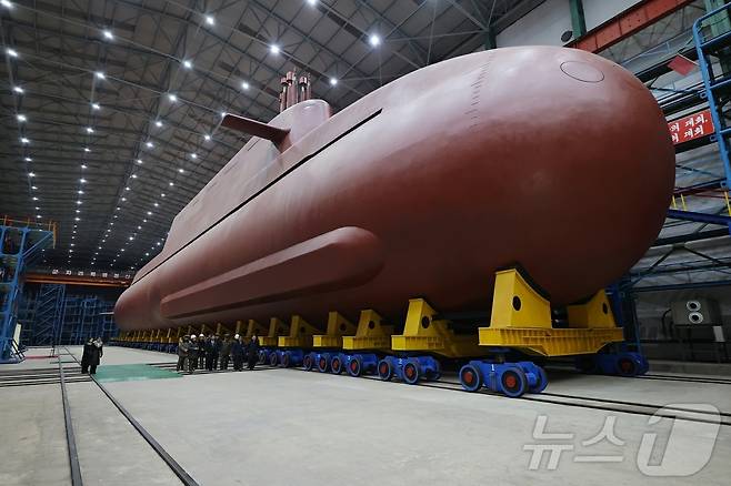 (평양 노동신문=뉴스1) = 북한이 8700톤급 핵잠수함을 건조 중이라며 함체 전체의 사진을 처음으로 공개했다. 노동당 기관지 노동신문은 25일 김정은 당 총비서가 '핵동력전략유도탄잠수함' 건조사업을 현지지도했다고 보도했다. [국내에서만 사용가능. 재배포 금지. DB 금지. For Use Only in the Republic of Korea. Redistribution Prohibited] rodongphoto@news1.kr