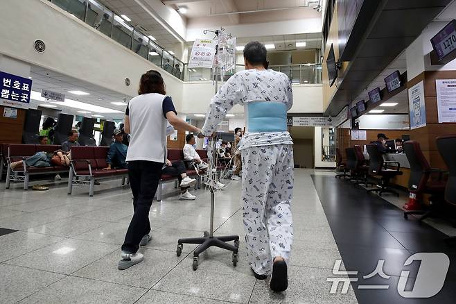 경북대학교병원 노조가 서울대·강원대·충북대병원 노조와 함께 공동 파업에 돌입한 17일 대구 중구 경북대병원에서 간병인이 환자와 함께 이동하고 있다. 2025.9.17/뉴스1 ⓒ News1 공정식 기자