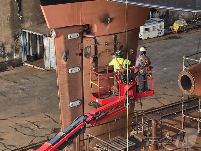 지난 22일(현지시간) 미국 펜실베이니아주 필라델피아에 위치한 한화필리조선소의 드라이 도크에서 근로자들이 용접 작업을 하고 있다. 2025.12.25. ⓒ News1 류정민 특파원