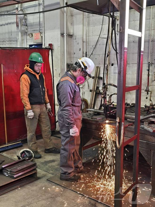 지난 22일(현지시간) 미국 펜실베이니아주 필라델피아에 위치한 한화필리조선소에서 수습생들이 절단 실습을 하고 있다. 2025.12.25. ⓒ News1 류정민 특파원