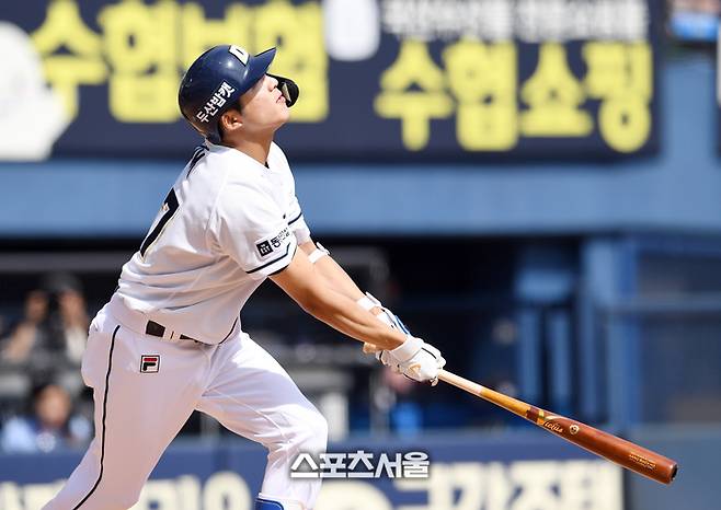두산 베어스 김대한이 12일 잠실구장에서 열린 2024 KBO리그 KT 위즈와 경기 3회말 1사 3루 상황에서 KT 주권을 상대로 1타점 희생플라이를 치고 있다. 2024. 5. 12.  잠실 | 박진업 기자 upandup@sportsseoul.com