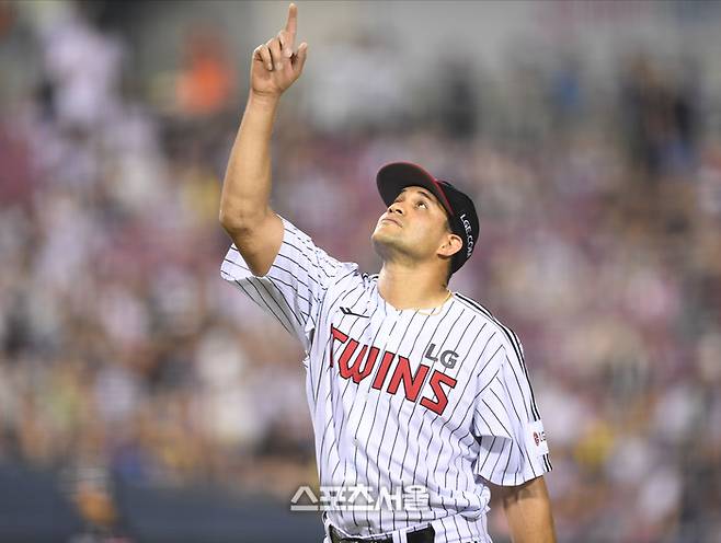 LG 선발투수 치리노스가 29일 서울 잠실구장에서 열린 2025 KBO리그 KT와 경기 5회 투구 후 더그아웃으로 들어오고 있다. 잠실 | 최승섭기자 thunder@sportsseoul.com