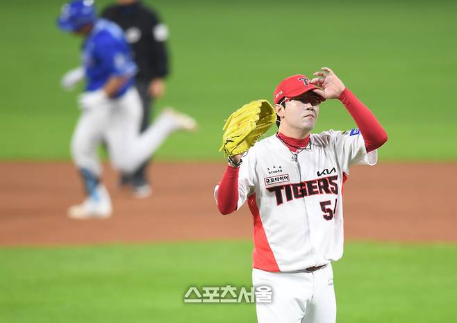 KIA 양현종이 28일 광주-기아 챔피언스 필드에서 열린 삼성과 2024 KBO 한국시리즈 5차전 1회초 2사 상대 김영웅에 홈런을 허용한 후 허탈해하고 있다. 광주 | 최승섭 기자 thunder@sportsseoul.com