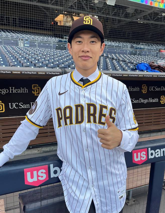 샌디에이고 파드리스 유니폼을 입고 미소 짓고 있는 송성문. 사진제공=키움 히어로즈