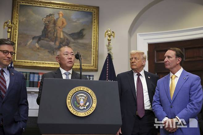 정의선 현대차그룹 회장이 지난 4월 24일(현지 시간) 백악관 루스벨트룸에서 도널드 트럼프 미국 대통령이 지켜보는 가운데, 대미 신규 투자 계획을 발표하고 있다. 정의선 회장은 이날 미국 백악관에서 "향후 4년동안 210억달러(약 30조8175억원)의 (대미) 신규투자를 발표한다"고 밝혔다. /AP.뉴시스