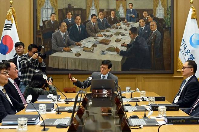 이창용 한국은행 총재가 지난 11월27일 서울 중구 한국은행 본관에서 열린 금융통화위원회 본회의에서 의사봉을 두드리고 있다. 사진 공동취재단 연합뉴스