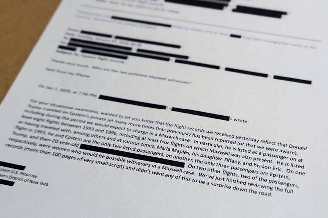 미국 법무부가 공개한 제프리 엡스타인 관련 파일. AP연합뉴스