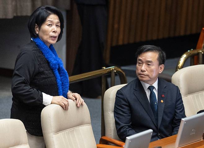 <YONHAP PHOTO-2541> 김종철 방미통위 위원장과 대화하는 최민희 과방위원장 (서울=연합뉴스) 황광모 기자 = 최민희 국회 과학기술정보방송통신위원장과 김종철 방송미디어통신위원장이 24일 국회에서 열린 12월 임시국회 본회의에서 만나 대화하고 있다. 2025.12.24 hkmpooh@yna.co.kr/2025-12-24 13:45:54/<저작권자 ⓒ 1980-2025 ㈜연합뉴스. 무단 전재 재배포 금지, AI 학습 및 활용 금지>