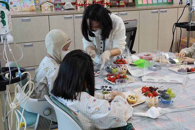 24일 서울 송파구 풍납동 서울아산병원 신관 14층 ‘병원 학교’에서 어린이 환자들이 크리스마스 이브를 맞아 머핀을 만들고 있다. /서울아산병원
