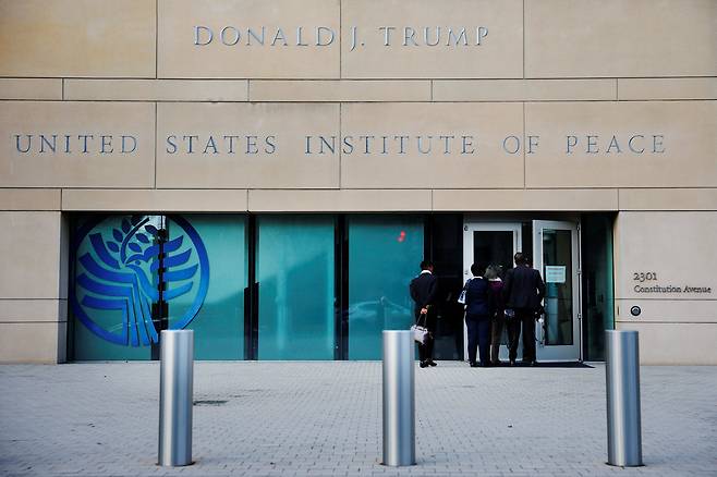 미 워싱턴DC의 미국 평화연구소에 지난 3일 '도널드 J 트럼프' 명패가 추가됐다. 트럼프는 이날 이 연구소 이름을 '도널드 J 트럼프 평화연구소'로 바꿨다. /로이터 연합뉴스
