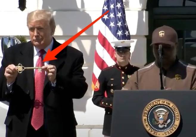 도널드 트럼프 미국 대통령(왼쪽)이 지난 2020년 4월 백악관 사우스론에 트럭 운전사들을 초청했을 당시 이들에게 선물한 황금 열쇠를 들고 있다. 이 열쇠가 당시 미 언론들로부터 큰 관심을 받았다. /백악관 유튜브