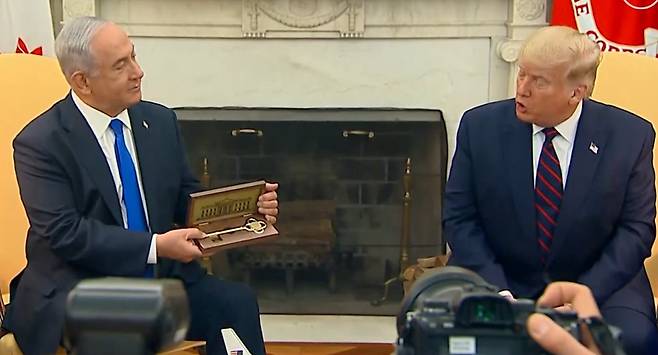 도널드 트럼프 미국 대통령(오른쪽)이 1기 때인 2020년 9월 베냐민 네타냐후 이스라엘 총리와 만나 황금 열쇠를 선물한 모습. /백악관 유튜브