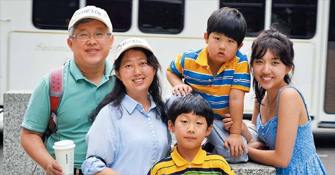 중국에서 지하교회를 이끌다 최근 중국 정부에 체포된 조선족 김명일 목사(왼쪽 첫째)의 과거 가족 사진. 김 목사 옆은 현재 미국에 거주하고 있는 아내 류춘리씨, 맨 오른쪽은 장녀 그레이스 진. /그레이스 진 제공