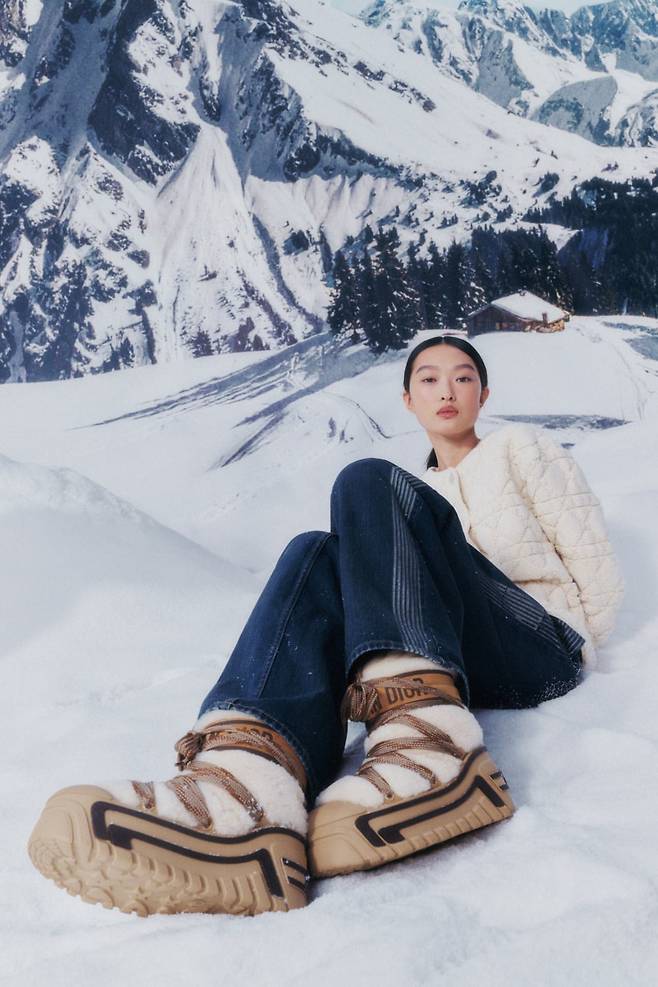 산의 마법과 새로운 여정을 향한 헌사를 담은 '디올 알프스(DiorAlps)' 캡슐 컬렉션. 디올.