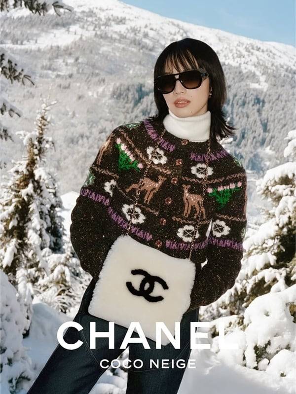 샤넬 2025-2026 코코 네쥬 컬렉션은 샤넬의 아이코닉 트위드, 더블 C 로고, 블랙 앤 화이트를 통해, 우아하고 세련된 스키 룩을 완성했다. 샤넬.