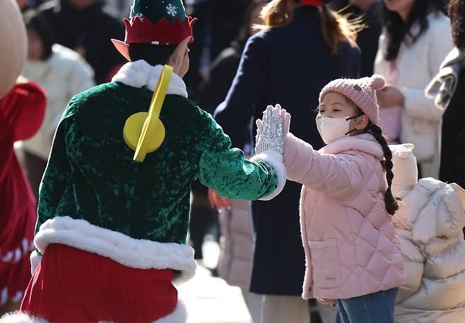 한파가 찾아온 25일 대구 달서구 이월드에서 한 아이가 방한용품을 착용하고 크리스마스 이벤트를 즐기고 있다. /연합뉴스