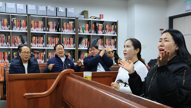 지난 21일 오후 서울 성동구 금호중앙교회에서 시각장애인 합창단 라파엘 코러스 단원들이 연습실에서 모여 노래 연습을 하고 있다. 단원들은 매주 일요일마다 모여 연습을 한다. /박성원 기자