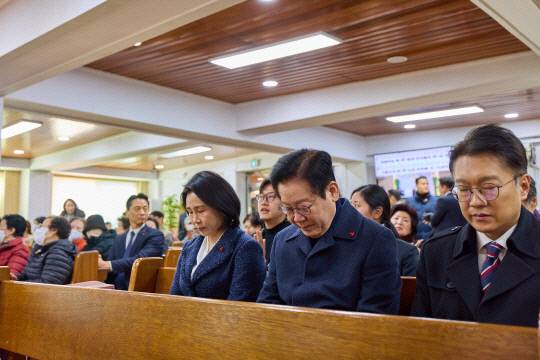 이재명 대통령과 김혜경 여사가 25일 인천 계양구 해인교회에서 열린 성탄 예배에서 기도를 하고 있다. 연합뉴스