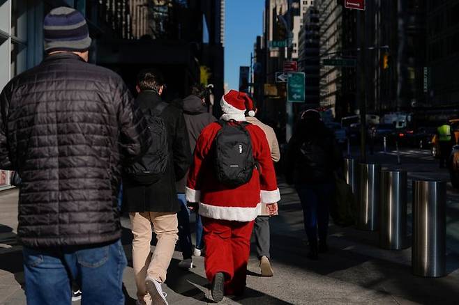 미국 뉴욕 6번가에 산타 복장을 한 사람이 걷고 있는 모습(자료사진) ⓒAP/뉴시스