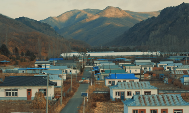 일제 강제 이주로 형성된 중국 도문시 ‘정암촌’에서 한국 국적과 문화를 지켜온 할머니들이 유튜버 홍고고와 트립닷컴의 지원으로 90년 만에 특별한 도심 휴식을 선물 받았다. 사진=유튜브 채널 ‘홍고고 HONGGOGO’ 캡쳐