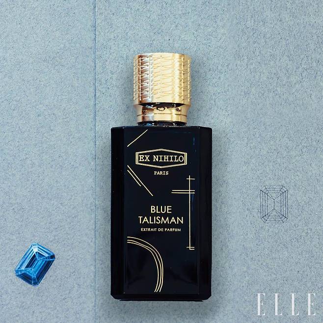 드로잉한 푸른 보석과 이를 닮은 향수는 블루 탈리스만 엑스트레 드 퍼퓸, 50ml 43만원, Ex Nihilo.