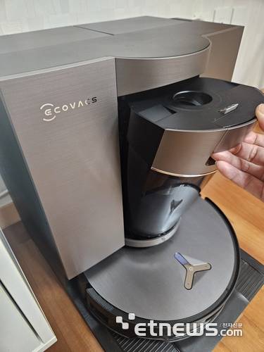 에코백스 디봇 X11 옴니사이클론의 백리스 구조 먼지통 (사진=배옥진)