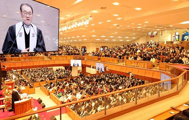 영락교회 김운성 담임목사가 ‘평안과 구원의 크리스마스’란 제목으로 말씀을 전하고 있다. 사진=박범준 기자