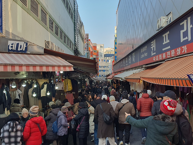 지난 24일 오후 3시께 서울 중구 남대문시장은 2만명이 넘는 인파가 모였다. 시장을 방문한 시민들과 관광객이 한데 뒤섞여 있다. 사진=최승한 기자