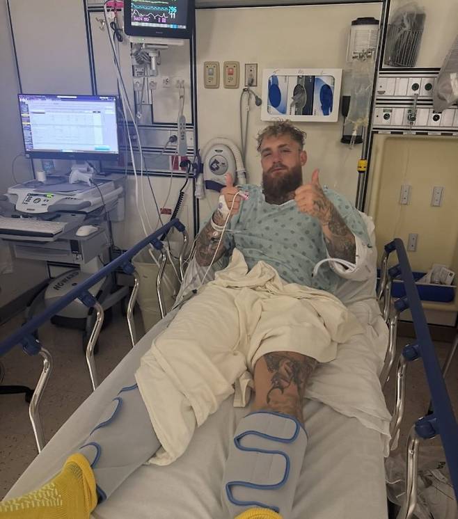 수술 후 병실에서 미소를 보인 제이크 폴.연합뉴스