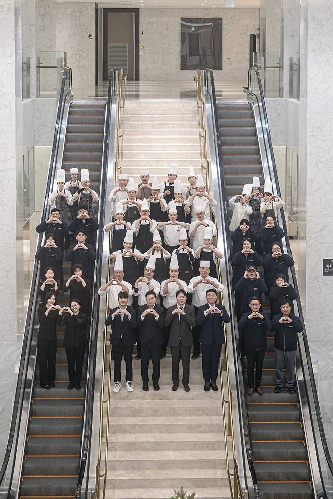 부산 대연동에서 오픈한 그랜드모먼트 유스호스텔이 지역사회를 위한 따뜻한 나눔을 지속적으로 실천하고 있다. 그랜드모먼트 유스호스텔 임직원들이 호텔에서 포즈를 취하고 있다. 그랜드모먼트 유스호스텔 제공