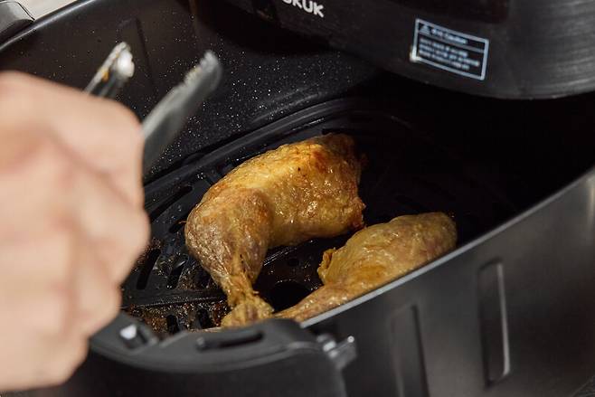 조광효 요리사가 ‘염지 닭다리 장각 바비큐’를 만들고 있다. 염서정 스튜디오 어댑터