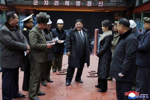 김정은 북한 조선노동당 총비서 겸 국무위원장이 8700t급 핵동력(핵추진) 전략유도탄 잠수함 건조 사업을 현지지도하며 진척 정형(경과)를 보고받았다고 25일 노동신문이 보도했다. 김정은 총비서의 현지지도에는 딸 김주애양도 동행했다. 조선중앙통신 연합뉴스
