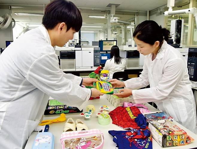2025년 12월22일 오전 경기도 안양시 만안구 전파로 한국의류시험연구원(KATRI)에서 인증사업본부 인증사업팀 김민영 팀장(오른쪽)을 비롯한 연구원들이 해외 직구 플랫폼에서 소비자들이 구입하는 물품에 대한 유해성분 검사에 앞서 의견을 나누고 있다. 안양/강재훈(사진가)