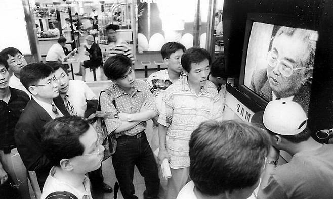 지난 1994년 7월 북한 김일성 주석의 사망소식이 전해진 뒤 서울역 휴게실에서 열차를 기다리던 시민들이 텔레비전 주위에 몰려들어 시시각각 전해지는 속보를 지켜보고 있다. 한겨레 자료 사진