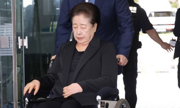 한학자 통일교 총재가 지난 9월22일 오후 서울 서초구 서울중앙지법에서 열린 영장실질심사에 출석하고 있다. 김영원 기자 forever@hani.co.kr