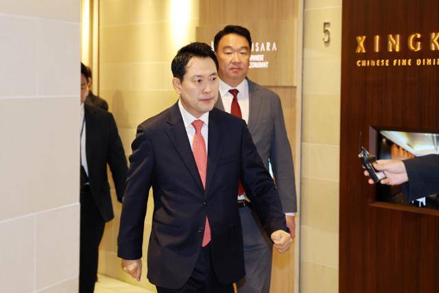 장동혁 국민의힘 대표가 20일 3선 의원들과의 오찬 회동을 위해 서울 여의도의 한 식당으로 들어서고 있다. 뉴스1