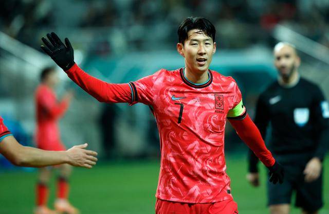 한국 축구대표팀의 주장 손흥민이 지난달 18일 서울월드컵경기장에서 열린 가나와의 평가전에서 이태석을 격려하고 있다. 뉴시스